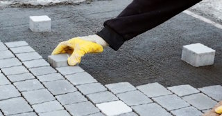Монтаж тротуарной плитки на даче в Ухте в октябре