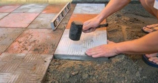 Укладка тротуарной плитки на основание в Ухте в октябре