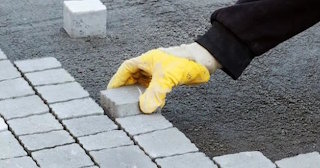 Укладка тротуарной плитки 50 на 50 в Ухте в октябре