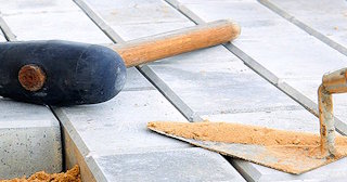 Профессиональная укладка тротуарной брусчатки в Ухте в октябре