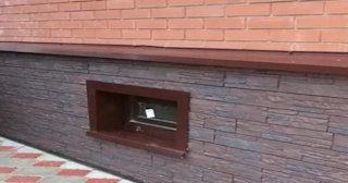 Облицовка цоколя панелями под камень в Ухте в октябре