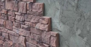 Качественная отделка цоколя фундамента снаружи в Ухте в октябре