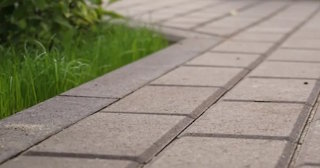 Профессиональная укладка тротуарных дорожек в Ухте в октябре
