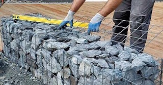 Устройство подпорной стенки из габионов в Ухте в октябре